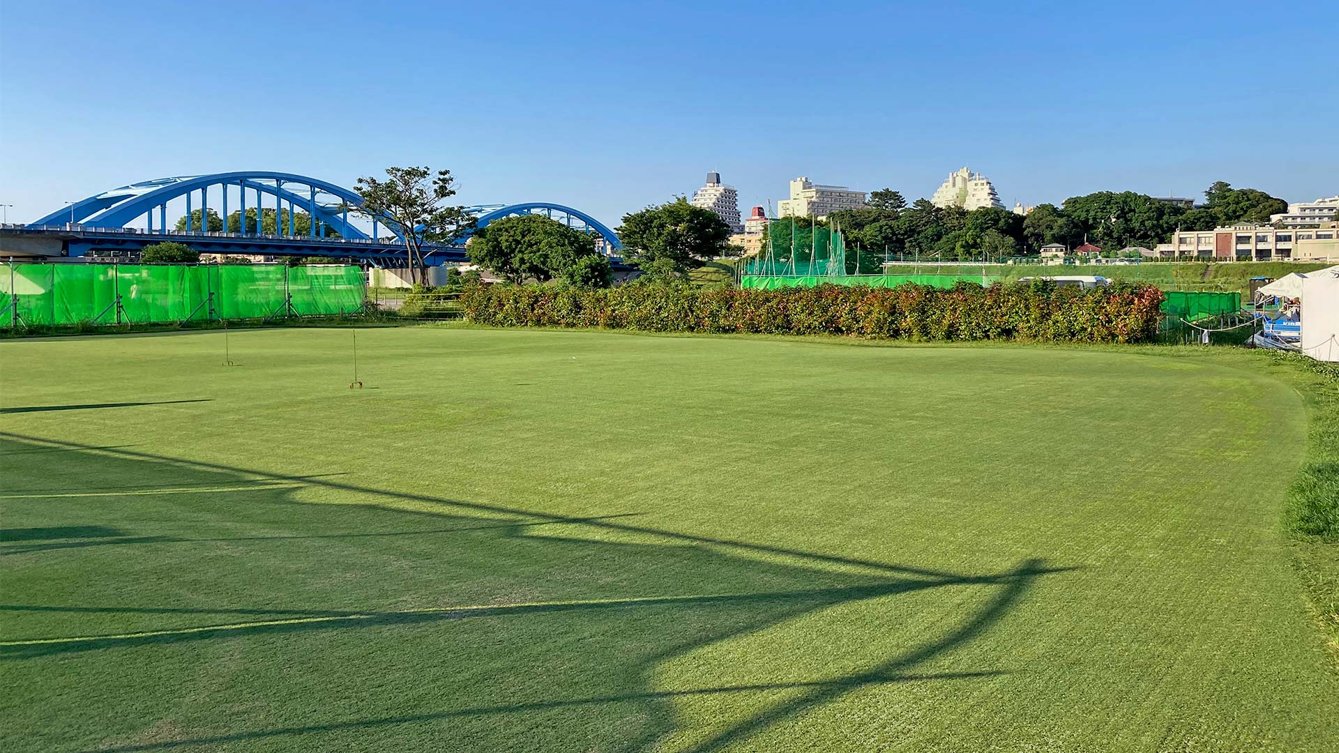 丸子橋ゴルフ練習場 多摩川の河川敷にある総合ゴルフ練習場